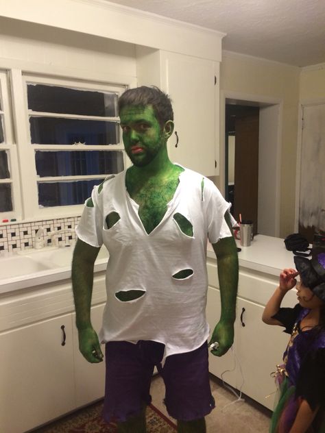 Halloween Costumes For Dads, Hulk Halloween Costume Women, Hulk Costume Mens, She Hulk Makeup Halloween, Diy Hulk Costume For Men, Hulk Inspired Makeup, Diy Hulk Costume, The Hulk Costume, Camp Costume