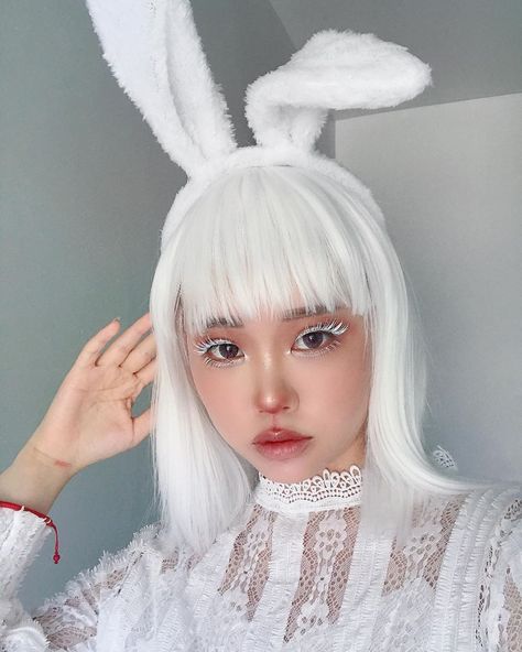 Bunny Inspired Makeup, Rabbit Makeup Halloween, Bunny Makeup Aesthetic, Bunny Makeup Halloween, White Rabbit Makeup, Bunny Halloween Makeup, Rabbit Makeup, Alice In Wonderland Makeup, White Rabbit Costumes