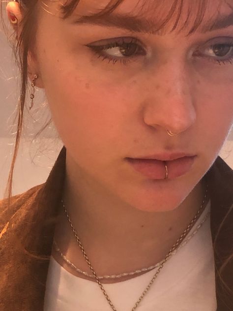 Labret Piercing Ring Aesthetic, Septum Side Profile, Septum And Labret Piercing, Derma Piercing, Septum And Lip Piercing, Subtle Septum Piercing, Model Makeup Aesthetic, Dainty Face Piercings, Side Nose Piercing