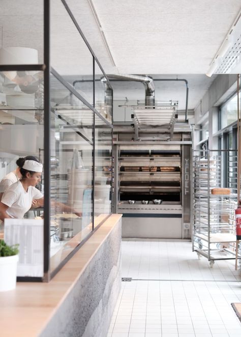 Atelier MIMA · La Maison - Boulangerie Café · Divisare Modern Bakery, Commercial Kitchen Design, Bakery Shop Design, Bakery Interior, Bakery Design Interior, Bakery Kitchen, Bakery Decor, Design Café, Studio Kitchen