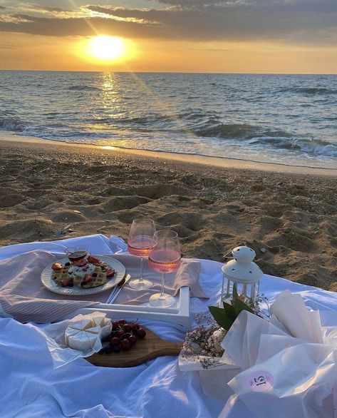 Cute Sunset, Sunset Picnic, Dream Dates, Picnic Inspiration, Cute Date Ideas, Picnic Ideas, Relaxing Time, Marrakech Morocco, Sun Set