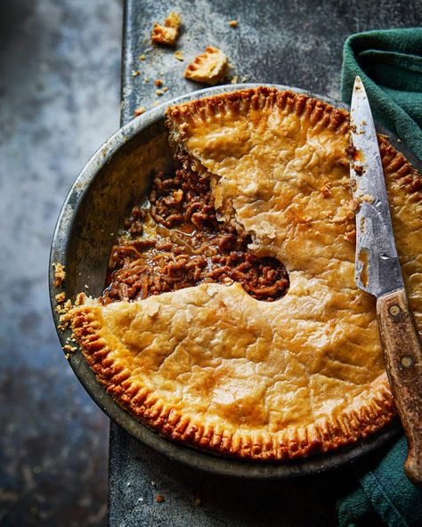 Minced beef and onion pie - delicious. magazine Minced Beef Pie, Beef And Mushroom Pie, Mincemeat Pie, Beef Pie, Mince Pie Recipe, Meat Pie Recipe, Hp Sauce, Onion Pie, Beef Pies