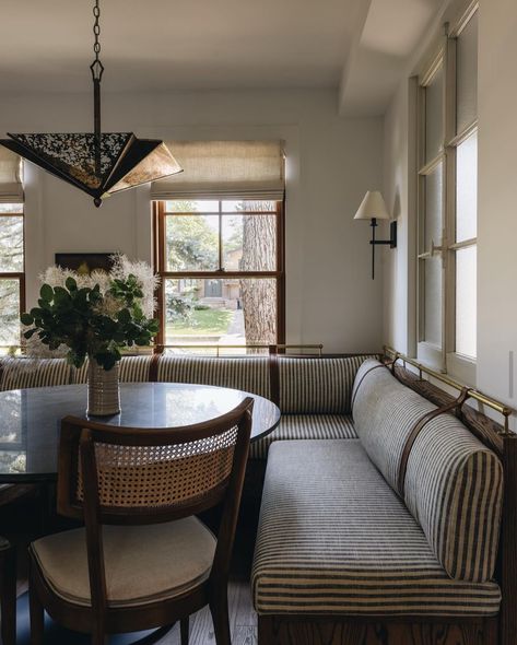 Lofted Living Room Ceiling, Coin Banquette, Seating In Kitchen, Banquette Seating In Kitchen, Banquette Bench, Banquet Seating, Design 101, Banquette Seating, Dining Nook