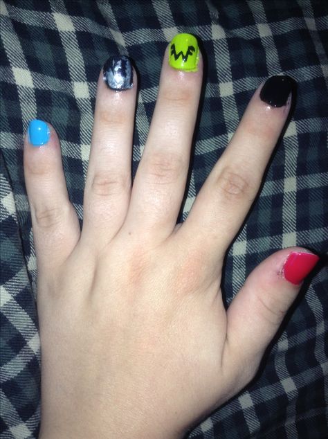 My Weezer Nails!! From left to right: Blue Album, Pinkerton, Green Album, Make Believe, and Red Album!!! Weezer Nails, Weezer Tattoo, Pinkerton Weezer, Weezer Blue, Nails Milky, What The Scallop, Red Album, Green Board, Milky Nails