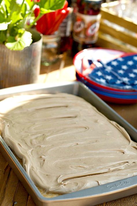 Bake a cake: Root Beer Float Cake with Cream Cheese Frosting #rootbeercake #bakeacake #cake Root Beer Cake Easy, Root Beer Extract Recipes, Root Beer Cake, Root Beer Float Bar, Root Beer Float Cake, Summer Entertaining Recipes, Bake A Cake, Beer Float, Cake With Cream Cheese Frosting