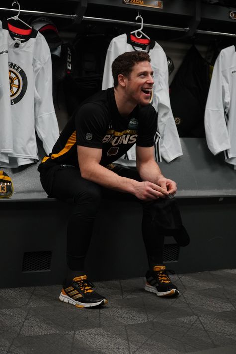 Boston Bruins on Twitter: "The morning in Montreal. https://t.co/nkCUp4Spsz" / Twitter Charlie Coyle, Weymouth Massachusetts, Dad Vibes, The Road Warriors, Plymouth Rock, Boston Sports, Boston Bruins, The Morning, Montreal