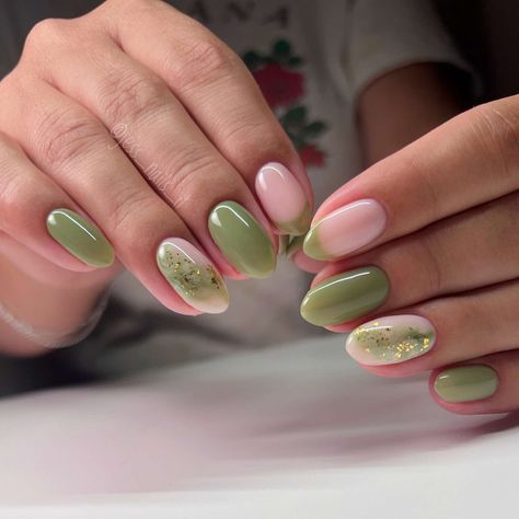 17 Green Nail Ideas That Are Perfect for Fall Short Nails Green Design, Green Gel Nails Short, Nails Green Design, Short Nails Green, Fall Green Nails, Green Short Nails, Green And Pink Nails, Green Gel Nails, Pink Nails Short