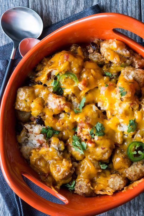 Slow Cooker Taco Tater Tot Casserole Taco Crockpot, Taco Tater Tot Casserole, Make Ahead Casseroles, Crockpot Taco, Casserole Crockpot, Tater Tot Casserole Recipe, Tater Tot Recipes, Recipe Slow Cooker, Tater Tot Casserole Recipes