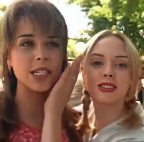 Sidney And Tatum Scream, Sidney X Tatum, Tatum Riley Scream, Rose Mcgowan Scream, Tatum Scream, Scream Movie Cast, Sidney Scream, Tatum Riley, 1990s Films