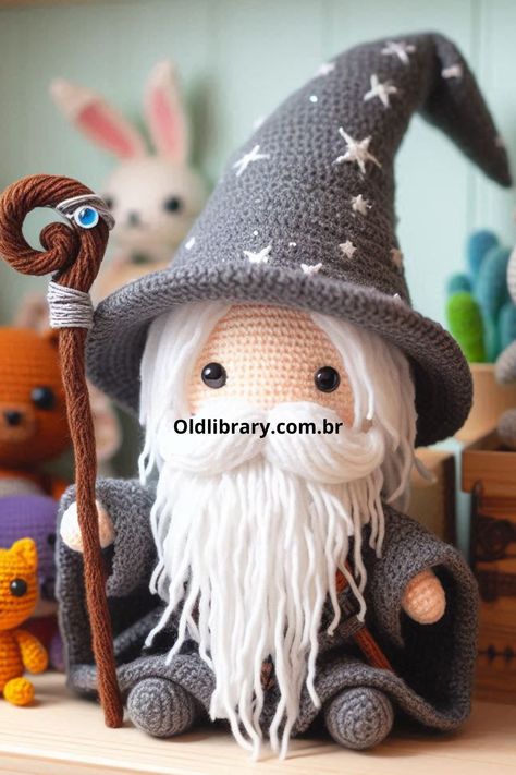 Create a magical Wizard Merlin in amigurumi with this detailed pattern. Crochet a whimsical wizard complete with a staff, robe, and flowing beard. Perfect for fantasy lovers! Fantasy Crochet Patterns Free, Disney Haken, Crochet Wizard, Applique Crafts, Whimsical Wizard, Crochet Woodland, Harry Potter Crochet, Knit Toys, Ideas Navidad