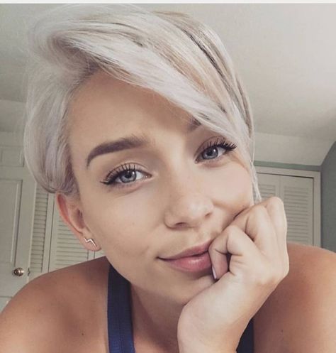 Instagram'da Pixiecut 🍉 ShortHair 🌍 Blogger: “Hmm I'll call this post "The Thinkah" What do u think @sarah_louwho is thinking?? Hmm I think it "Should I have a Donut?"?? 🍩🍩🍩🍩🍩🍩🍩 Mine of…” Sarah Louwho, Short Blonde Pixie, Thick Hair Cuts, Hair Styles 2017, Haircut For Older Women, Haircut And Color, Short Hair With Layers, Dream Hair, Short Bob Hairstyles