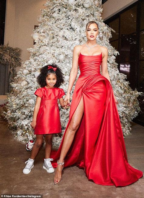 Red Dinner Dress, Khloe Kardashian Dress, Christmas Dinner Outfits, Dinner Outfits Fall, Kardashian Christmas, True Thompson, Khloe Kardashian Show, Pregnancy Fashion Fall, Kloe Kardashian