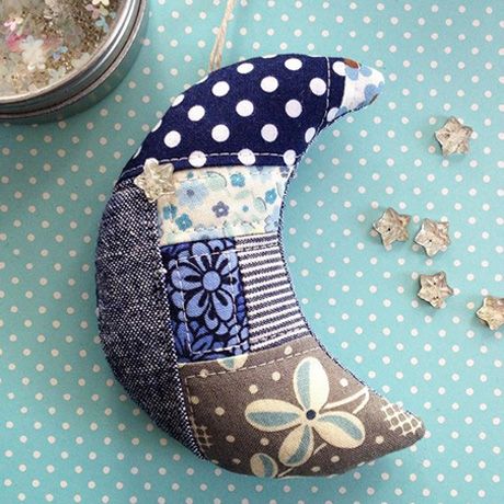 Patchwork Crescent Moon Grandma Hobbies, Things To Sew, Patchwork Projects, Moon Quilt, Eid Crafts, Moon Pillow, Patchwork Cushion, Cushions To Make, Moon Decor