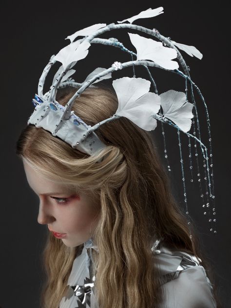 Paper Head Piece, Creative Hat Ideas, Jellyfish Headpiece, Bone Headpiece, Alien Headpiece, Wearable Art Headpieces, Futuristic Headpiece, Avant Garde Headpiece, Head Piece Fashion