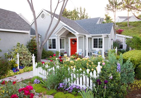 16 Front Yard Flower Bed Ideas for a Welcoming Entryway Small Garden Bed, Small Garden Bed Ideas, Front Yard Flower Beds, Picket Fence Garden, Garden Front Yard, Garden Bed Ideas, Landscaping Along Fence, Small Cottage House Plans, Small Cottage Homes