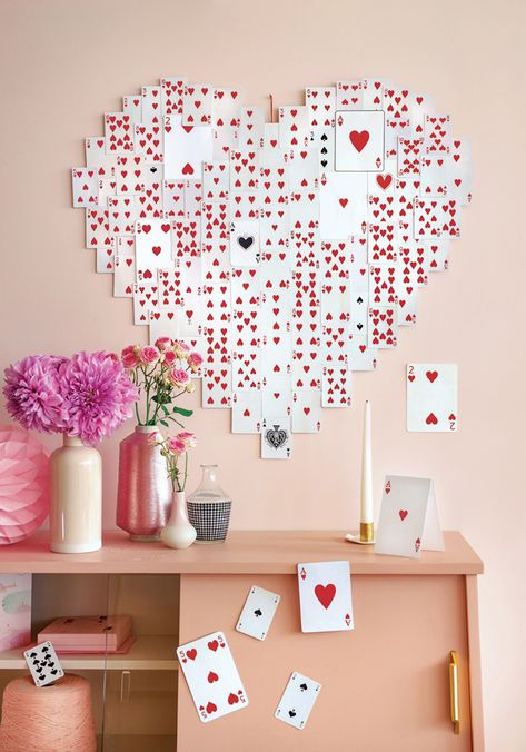 Idée déco pour la Saint-Valentin: un cœur DIY avec des cartes à jouer - Marie Claire Idées Vitrine Saint Valentin, Saint Valentin Decoration, Deco Saint Valentin Decoration, Vintage Valentines Aesthetic, Valentines Aesthetic, Handmade Valentine Gifts, Saint Valentin Diy, For Crush, Valentines Bricolage