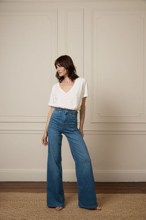 Chic With Jeans, Tops With High Waisted Jeans, Full Length Jeans Outfit, Wide Leg High Waist Jeans Outfit, High Waist Flare Jeans Outfit, Spring Jeans Outfit, Wide Leg Outfit, Christmas Outfit Inspiration, High Waisted Jeans Outfit