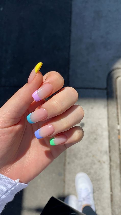 Pastel, neon green, french nails Preppy Nails Summer French Tip, Short Nail Designs Preppy, Nails Preppy French Tips, Gel Nail Designs Preppy, Aesthetic Summer Nails 2024, Mail Inspo 2022, Acrylic Nail Designs Coffin, Short Nail Manicure, Multicolored Nails