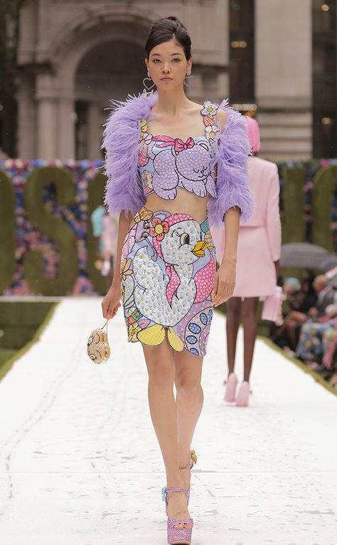 Moschino Fashion, 2022 Runway, Runway Outfits, 2022 Ss, Spring Summer 2022, Runway Trends, Absolutely Fabulous, Fashion Week Runway, Spring Fashion Trends