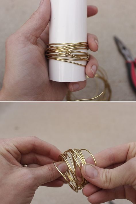 How to make gold wire wrapped napkin rings in 15 minutes for a an elegant and stylish table setting. Includes tips for selecting wire & customization options. Amethyst Wedding Band, Jul Diy, Gold Napkin Rings, Napkin Rings Diy, Napkin Rings Wedding, Thanksgiving Napkins, Gold Napkins, Diy Napkins, Diy Ring