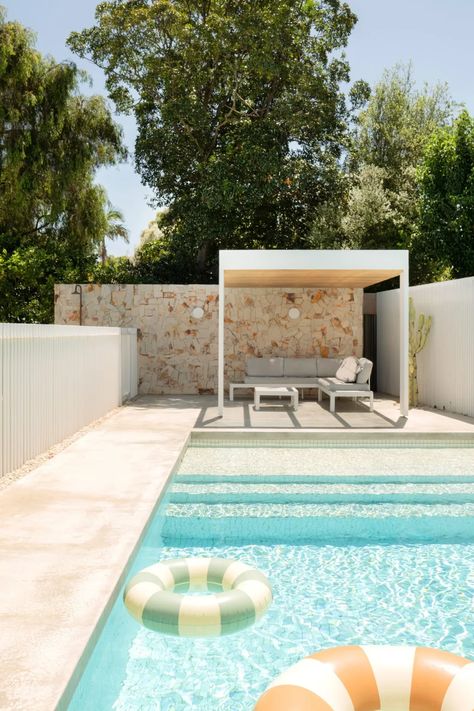 A Palm Springs Modernist Home In Adelaide Palm Springs Style Interior, Palm Springs Interior, Dulux White, Spring Architecture, Palm Springs House, 1970s House, Modernist Home, Front Courtyard, Interior Fit Out