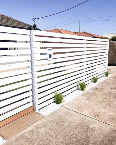 Horizontal Fence Ideas, Wooden Privacy Screen, Pvc Fencing, Unique Fence Ideas, Modern Wood Fence, Horizontal Slat Fence, Diy Backyard Fence, Diy Outdoor Seating, Wood Fence Design