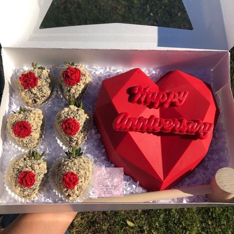 Anniversary Strawberry Ideas, Anniversary Strawberries, Happy Anniversary Chocolate Strawberries, Anniversary Chocolate Strawberries, Heart Box With Roses And Strawberries, Strawberry Coverd Chocolate, Chocolate Covered Desserts, Diy Anniversary Gift, Breaker Box