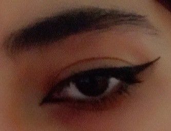 Eyeliner Ideas For Round Eyes, Black Siren Eyes, Siren Eye Eyeliner, Black Eyeliner Aesthetic, Siren Eyeliner For Hooded Eyes, Cat Eyeliner For Hooded Eyes, Simple Eyeliner Ideas, Dark Purple Eyeliner, Determined Aesthetic