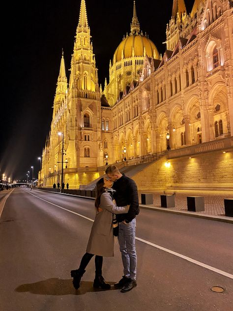 Budapest Couple Photos, Budapest Couple, Budapest Photo Ideas, Budapest Vacation, Cute Modeling Poses, Couple Travel Photos, Switzerland Photography, Beach House Tour, Budapest City