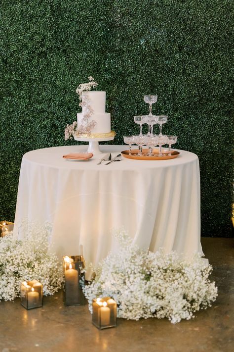 Champagne Venue Decor, Table Cake Decoration Ideas, Cake And Champagne Table, Babys Breath Wedding Decorations, Bride Cake Table, Champagne Table Display, Baby Breath Table Decor, Birthday Cake Table Ideas, Baby’s Breath Wedding Decor