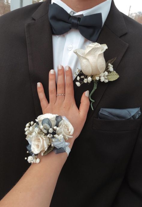 White Corsage Prom, Navy Blue Corsage, Prom Corsage Blue, Prom Bouquet Ideas, Elegant Flower Arrangements, Gold Corsage, Prom Flowers Corsage, Black Corsage, Blue Corsage