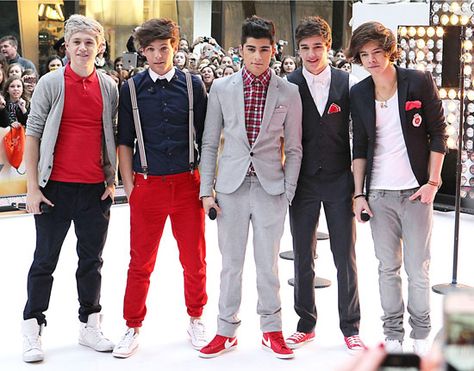 One Direction is a popular band with teenagers. They have also had an influence on popular fashion. One Direction Fashion, One Direction Albums, One Direction Outfits, One Direction Quotes, Gq Style, One Direction Pictures, Top Celebrities, I Love One Direction, Boy Band