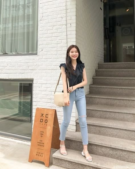 College Jeans, Maong Pants, Korean Fashion Street Casual, Korean Fashion Fall, Fashion College, Korean Fashion Summer, Short Women Fashion, Korean Fashion Casual, Korean Fashion Women