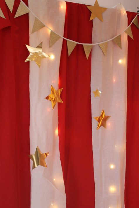 Carnival Selfie Booth, Diy Circus Party Decorations, Diy Circus Backdrop, Circus Theme Door Decorations Ideas, Circus Party Theme Decoration, Diy Circus Sign, Easy Circus Decorations, Big Top Circus Party, Circus Ideas Decoration