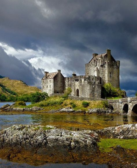 Midevil Castle, Castle Aesthetic Interior, Highlands Castle, Europe Castles, Castles In Europe, Ireland Aesthetic, Castle Exterior, Scotland Landscape, Ireland Photography