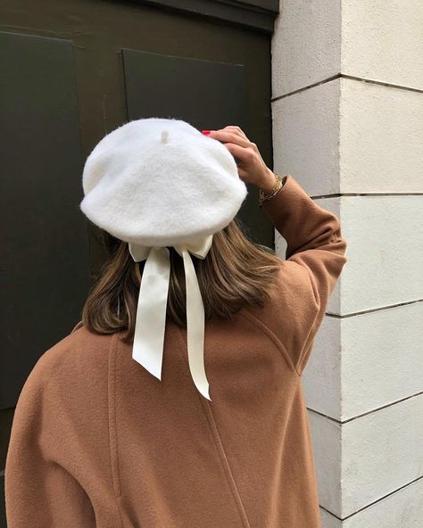 𝐌𝐀𝐑𝐈𝐄𝐋𝐋𝐄 on Instagram: “𝓛𝓮 𝓼𝓽𝔂𝓵𝓮 à 𝓵𝓪 𝓯𝓻𝓪𝓷ç𝓪𝓲𝓼𝓮 -  Some love for this white beret @scrunchieisback ✨the ribbon makes it unique and adds a touch of elegance ... And…” Berrets Outfits Aesthetic, Outfits With Berets, Berrets Outfits, Beret Aesthetic, White Beret, Beret Outfit, Cargo Jacket Mens, Khaki Parka, Green Cargo Jacket