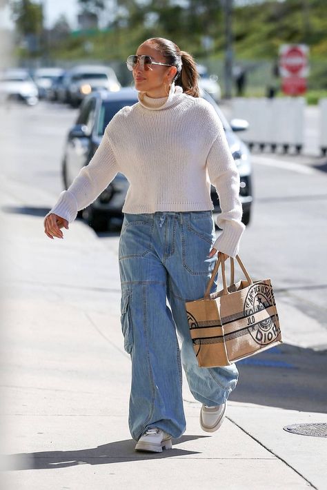 Sweater And Baggy Jeans, Jennifer Lopez Outfits, Dance Rehearsal, Jennifer Lopez Jeans, Cute Teacher Outfits, Wide Leg Jeans Outfit, Fall Chic, West Hollywood California, Causal Outfits