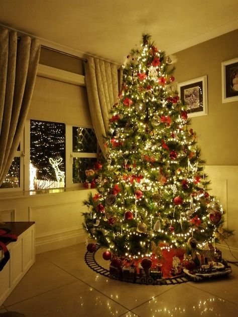 An Irish Christmas 🎄 Dublin Christmas Aesthetic, Ireland At Christmas, Irish Christmas Tree, Irish Xmas Tree, Dublin Ireland Aesthetic Christmas, Irish Christmas Decorations, Christmas In Ireland, Irish Christmas, Christmas Music