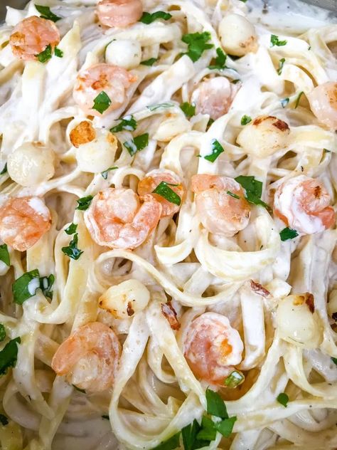 This Copycat Olive Garden Seafood Alfredo is just like the popular restaurant recipe! Fresh homemade alfredo sauce of butter, cream, and Parmesan cheese tossed with fettuccine pasta, shrimp, scallops, and mussels if desired. #olivegarden #seafoodalfredo #fettuccinealfredo Shrimp And Scallops Alfredo Pasta, Seafood Fettucini Alfredo Recipe, Shrimp And Scallop Alfredo Pasta, Olive Garden Seafood Alfredo Recipe, Olive Garden Seafood Alfredo, Scallops Alfredo, Scallop Alfredo, Scallops And Pasta, Fetuchini Alfredo