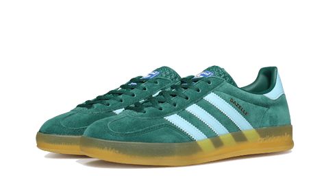 Intemporelle du catalogue Adidas, la Gazelle est de retour dans une version colorée.
Héritage des années 60, cette silhouette emblématique de la marque allemande est habillée d'une tige en suède premium vert sapin. La Adidas Gazelle Indoor Collegiate Green est également accompagnée des trois bandes en cuir blanc caractéristiques sur le panneau latéral ainsi que d'une semelle en gomme de caoutchouc qui fait son charme.
Classique et iconique, la Gazelle n'a pas fini de séduire.
SKU : IG9979Date de Adidas Gazelle Indoor Green, Gazelles Adidas, Adidas Gazelle Green, Adidas Campus 80s, Adidas Gazelle Indoor, Converse Nike, Nike X Travis Scott, Wishlist Ideas, Converse Run