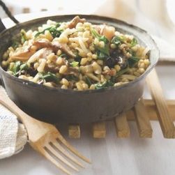 Try Brown Rice with Beans, Mushrooms & Spinach! You'll just need 1 tablespoon olive oil or 1/4 cup water, 1 large sweet onion, chopped, 3 garlic cloves... Vegan Brown Rice Recipes, Brown Rice Pilaf, Rice With Beans, Rice Black Beans, Mushroom Spinach, Brown Rice Recipes, Vegan Side Dishes, Rice Pilaf, Vegan Sides