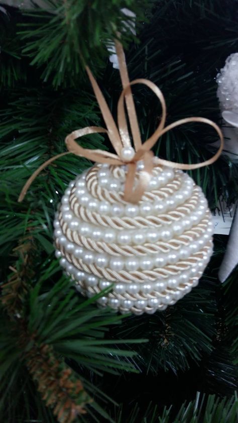 Pearl Christmas Tree Ornaments, Rustic Diy Christmas Ornaments, Pearl Christmas Decorations, Fancy Christmas Ornaments, Diy Christmas Decorations Easy, Beaded Christmas Ornaments, Holiday Crafts Christmas, Christmas Ornaments Homemade, Felt Christmas Ornaments