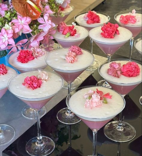 #cocktails #girlsnight #dinnerdate #pink #margarita #drinks #alcohol #prettydrinks #pinkdrink #girly #party Bachelorette Drinks, Pink Alcoholic Drinks, Cocktail Flowers, Margarita Drinks, Pink Margarita, Barbie Cocktail, Floral Drink, Girly Drinks, Spring Drink