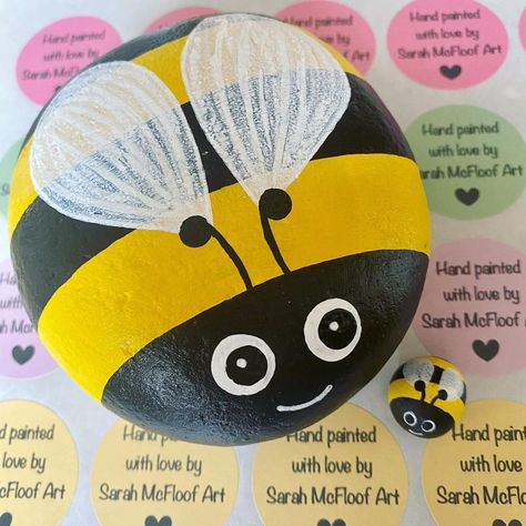 Painting Bees On Rocks, Bumble Bee Painted Rocks Ideas, Bee On Rock Painting, Bee Stone Painting, Bumblebee Rock Painting, Bees On Rocks Painting, Bumble Bee Pumpkin Painting, Painted Rock Bee, Painted Bees On Rocks