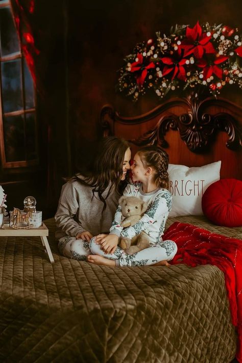 In Bed Christmas Pictures, Christmas Pajamas Bed Photoshoot, At Home Family Christmas Photoshoot, Christmas Photos On Bed, Christmas Bed Photoshoot Family, Family Bed Photoshoot, Bed Christmas Photoshoot, Christmas Bed Photoshoot, Bed Photoshoot