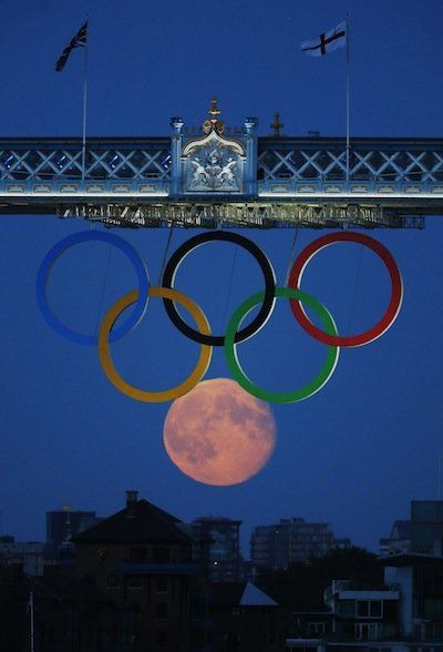 For a children's magazine, describe your first attempt at playing a particular sport. The sport might be one that looked easy but turned out to be a real challenge, or it might be one that came quite naturally to you. Be sure to describe everything you did and how you felt. Optical Illusion Photography, Photo Illusion, Olympic Ring, Olympic Rings, Tower Bridge London, Moon Photos, Perfectly Timed Photos, Two Worlds, Moon Rise