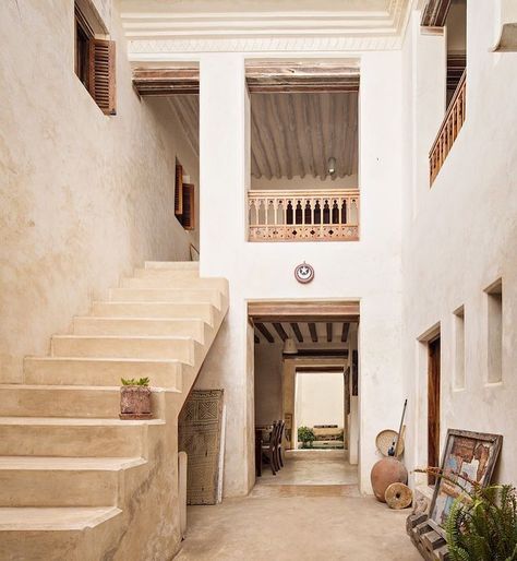 Swahili architecture - Lamu, Kenya Qatar House, Urko Sanchez, Swahili House, Sims Reference, Swahili Architecture, Arabic House, Backdrop Inspiration, Lamu Kenya, African Architecture