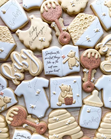 Pooh Baby Shower Cookies, Pooh Cookies, Pooh Bebe, Baby Shower Treats, Disney Baby Shower, Bear Cookies, Pooh Baby, Baby Shower Decorations For Boys, Baby Shower Inspiration