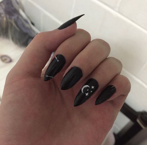 Black Base Nails, Black Nail Inspo For Prom, Black Round Nails Design, Black Nails Red Heart, Black Acrylic Nails With Design, Night Inspired Nails, Witchy Nails Almond, Round Nail Designs, Stars Video