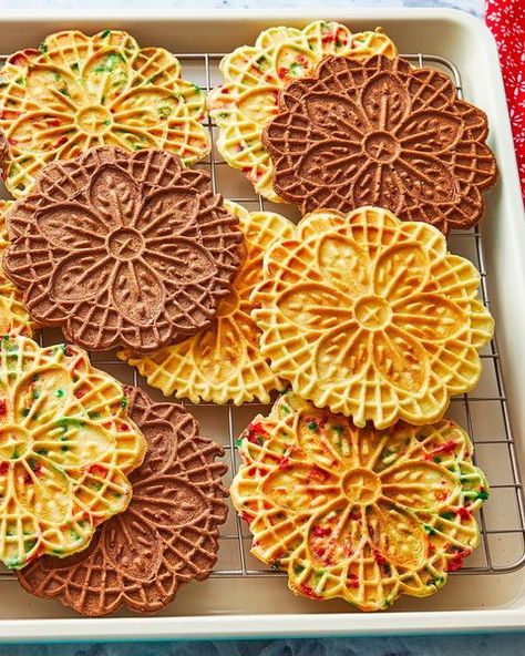 unique christmas cookies pizzelle Gingerbread Pizzelle Recipe, Pizzelle Recipes, Rainbow Cookies Recipe, Italian Christmas Desserts, Christmas Confections, Italian Christmas Traditions, Unique Christmas Cookies, Pizzelle Cookies, Pizzelle Recipe